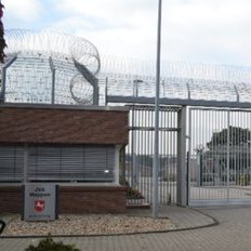 Blick von außen auf das Pfortengebäude der JVA Meppen. mit einem Teil des Eigangstores.