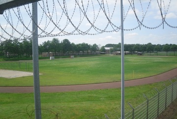 Blick von einem Wachturm auf die Sportanlage der JVA Meppen