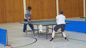 Zwei Inhaftierte die bei einem Tischtennisturnier gegeneinander spielen