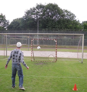 Ein Inhaftierter beim Torwandschießen während eines Sport-/Sommerfestes