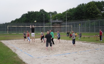 Gefangene beim Beachvolleyball spielen