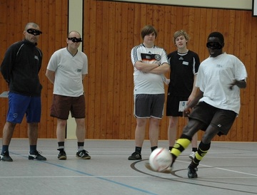 Gefangene und Schülern des Marianums Meppen legen gemeinsam das DFB-Fußballabzeichen ab. Hier die Übung Zielschießen.