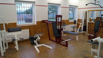 Fitnessraum mit diversen Fitnessgeräten