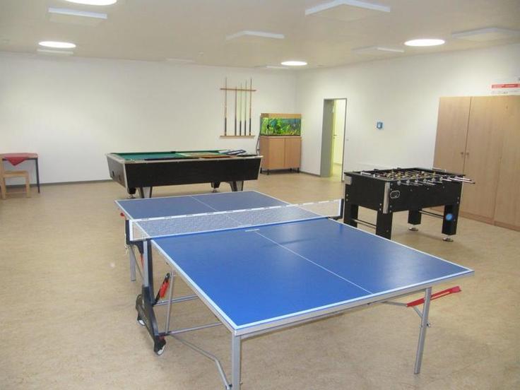 Freizeitraum mit Tischtennisplatte, Billiardtisch und Kicker