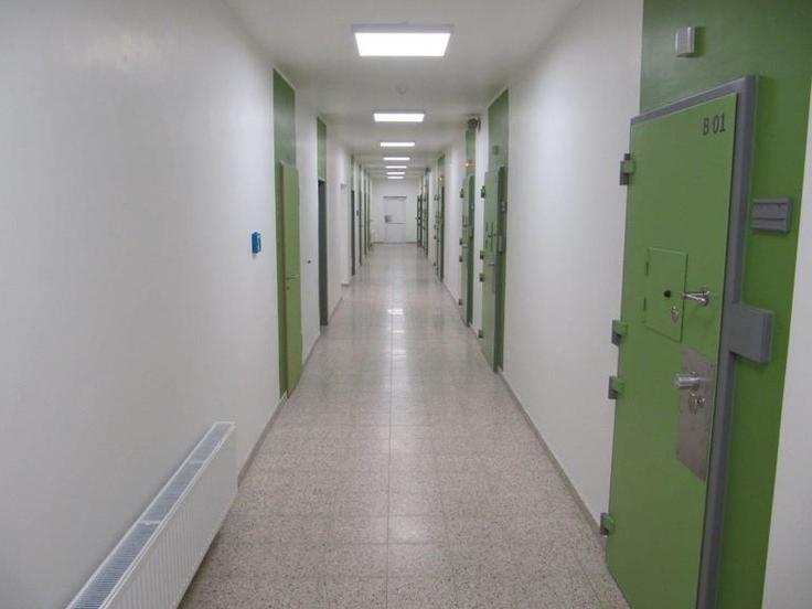Haftraumflur Sozialtherapie mit grünen Sicherheitstüren