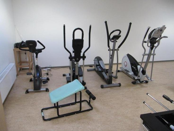 Fitnessbereich Sozialtherapie mit Stepper, Fahrradergometer, Bauchtrainer