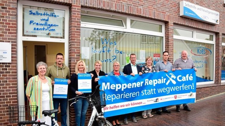 Mitarbeiter, Gefangene und Unterstützer vorm Freiwilligenzentrum Meppen